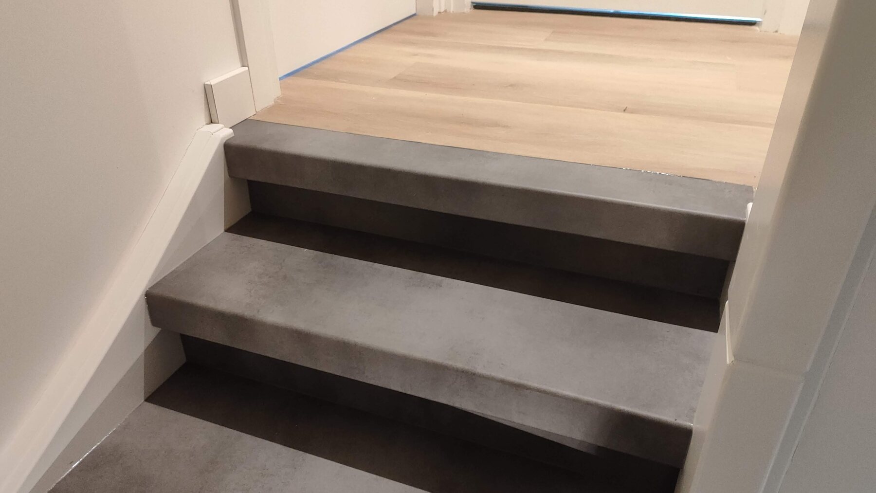 Detail van de bovenste treden in grijze betonlook
