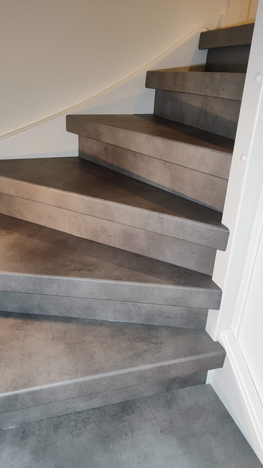 Afgewerkte traprenovatie in betonlook van Hipstairs