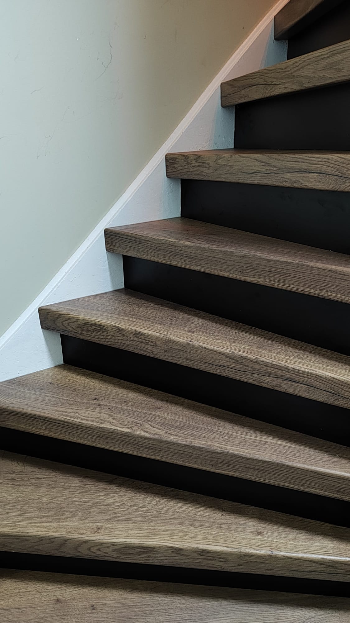 Detail van houtlook overzettreden met zwarte stootborden